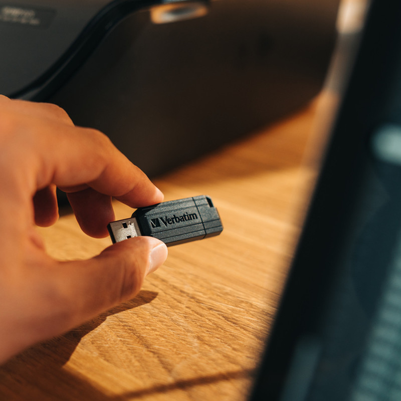Verbatim USB2.0 PinStripe 32GB, crni