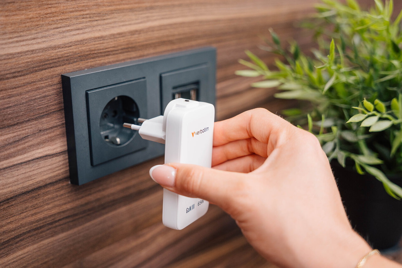 Verbatim Essentials Slim GaN zidni punjač 65 W, 2xUSB-C PD3.0, bijeli