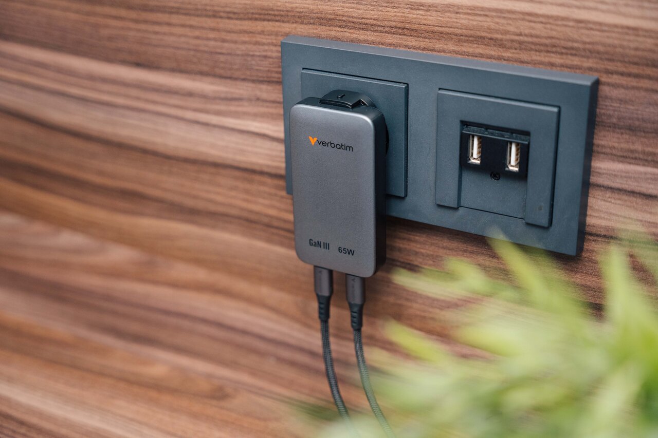 Verbatim Essentials Slim GaN zidni punjač 65 W, 2xUSB-C PD3.0, sivi
